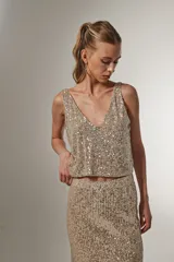 Blusa gris con lentejuelas, de poliéster, corte holgado y escote en V.
