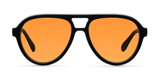 Lentes de sol de aviador con montura negra y lentes naranjas. Fabricados con materiales bio-based G850 y patillas de propionato de celulosa. Cuentan con protección UV400 y lentes TAC polarizadas con recubrimiento antiscratch y superhydrophobic.