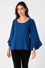 Blusa de viscosa estampada en tonos celeste y blanco, con cuello redondo y mangas 3/4 con volados.