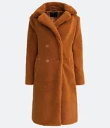 Campera larga de sherpa color marrón, con cuello solapa, cierre con botones y bolsillos laterales. Forro de poliéster.