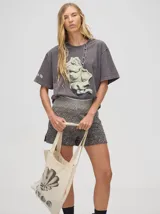 Remera oversize color marrón con estampa de concha marina en blanco y negro.