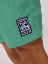 Short de baño color lila con cordón ajustable en la cintura y parche con logo de la marca en la pierna.