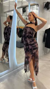 Vestido midi marrón con estampado abstracto, de corte ajustado, un hombro descubierto y abertura lateral.