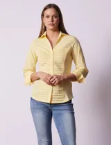 Camisa negra de algodón con cuello con solapa, abertura central con botones, delantera tableada y mangas 3/4. Laterales elastizados.