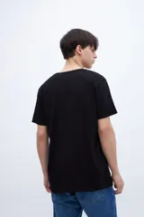 Remera negra de algodón, de corte recto y manga corta.