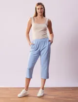 Pantalón capri de algodón color celeste, corte recto, con pretina elastizada y bolsillos laterales.