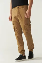 Pantalón cargo negro para hombre con puños y logo metálico, de fit regular y cinturilla ajustable.