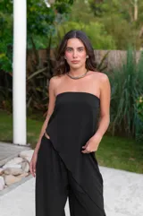 Conjunto de dos piezas color azul eléctrico, compuesto por un top strapless con drapeado asimétrico y un pantalón ancho de tiro alto.