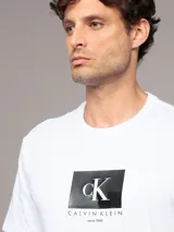 Remera blanca de algodón con cuello redondo y manga corta. Estampado frontal con el logo "ck Calvin Klein since 1968" dentro de un recuadro negro.