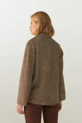 Saco amplio color crema, de tela patchwork con manga ranglan y ruedo irregular.