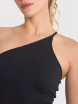 Crop top deportivo negro con sujetador integrado de un hombro y almohadillas removibles.