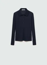 Polo gris de tejido de punto con cuello clásico, cierre de botones y mangas largas.