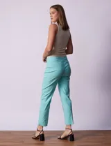 Pantalón de vestir color turquesa, marca Zac & Rachel, corte recto y largo al tobillo.