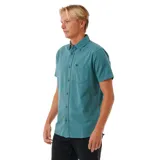 Camisa de manga corta color verde con botones marrones y bolsillo en el pecho.