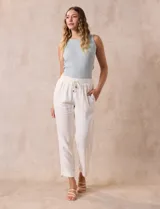 Pantalón de lino color blanco, marca Cable & Gauge, con pretina ancha elastizada, lazo de ajuste, bolsillos delanteros y ruedo con botamanga.