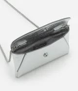 Cartera tipo billetera plateada de poliuretano con superficie metalizada y cierre sobre con botón. Incluye correa de cadena fina color níquel.