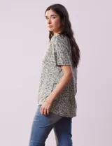 Blusa de algodón con estampado animal print en tonos grises, cuello redondo y manga corta.
