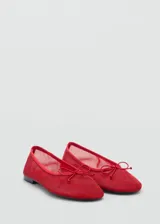 Zapato tipo ballerina de malla roja con puntera fina y moño decorativo.
