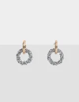 Aros argolla dorados con dije de dona cubierto de strass plateado.