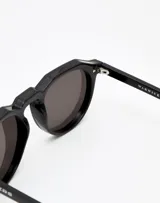 Gafas de sol Hawkers modelo Warwick, unisex, con montura geométrica negra y lentes polarizadas negras.