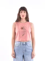 Musculosa corta color salmón con estampado de flores y texto en negro.