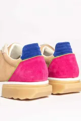 Zapatillas deportivas de gamuza color verde agua y fucsia, con detalles en naranja y suela gruesa blanca con base color caramelo.