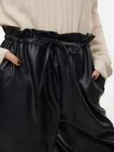 Pantalón de cuero negro con cintura alta y diseño de pierna ancha.