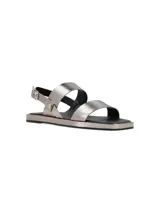 Sandalias plateadas de cuero con doble tira, pulsera de ajuste con hebilla metálica y suela plana.
