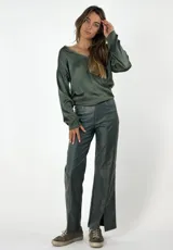 Pantalón de cuero sintético color azul con corte recto y aberturas en el ruedo.