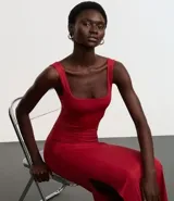 Vestido midi de bretel ancho, confeccionado en poliamida con escote cuadrado en la espalda.