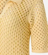 Vestido midi color amarillo pálido con efecto crochet, cuello polo, manga corta y abertura lateral. Confeccionado en algodón BCI más sostenible.