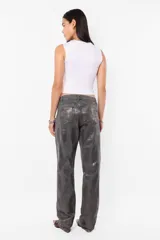 Pantalón de denim gris metalizado, corte recto y tiro medio.