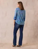 Blusa estampada marca Ruby Rd, con cuello redondo y escote en V con aplique metálico. Mangas ¾ con aplique de crochet.