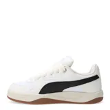 Championes Puma Park Luna de cuero sintético blanco con detalles en negro y suela de goma color caramelo.