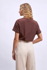 Remera blanca de algodón con mangas cortas y cuello redondo.