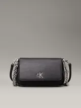 Cartera de hombro Calvin Klein color negro, con correa de cadena plateada y logo CK plateado en el frente. Confeccionada con 51% poliéster reciclado y 49% poliuretano.
