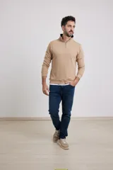Sweater color beige de tejido elastizado de algodón y poliéster, con medio cierre en el cuello, detalles de tela de algodón al tono y tirador de eco cuero.