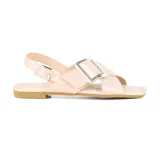 Sandalia casual de cuero sintético color negro charol, con tiras cruzadas y hebilla metálica plateada.