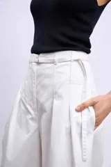 Pantalón palazzo blanco de tiro alto con cinturón.