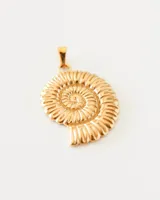 Dije plateado con forma de espiral marino, de acero quirúrgico hipoalergénico.