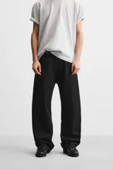 Pantalón de jean celeste con efecto lavado, corte amplio tipo baggy y cinco bolsillos.