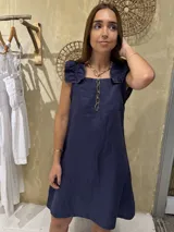Vestido corto azul de lino, con breteles con elástico y espalda regulable.