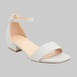 Sandalias plateadas con pulsera al tobillo y taco bajo cuadrado.