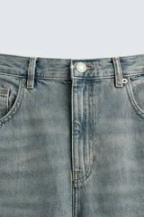 Pantalón de jean celeste de corte amplio con efecto lavado. Tiene cinco bolsillos y costuras frontales en las piernas.