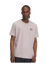 Remera celeste de Under Armour, corte clásico, mangas cortas y logo estampado en el pecho.