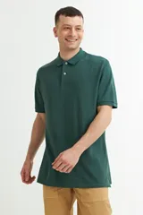 Remera polo gris de manga corta con cuello clásico y tapeta de dos botones.