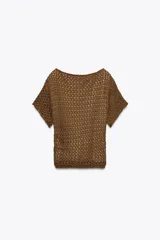 Top marrón de tejido crochet con cuello barco y manga corta.