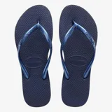 Ojotas Havaianas modelo Slim, color azul marino, con tiras finas y textura de arroz en la plantilla.
