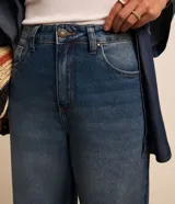 Pantalón wide leg cropped de jeans con tiro alto, trabillas en la cintura, cierre tradicional por botón y cremallera, bolsillos y bajo cortado.