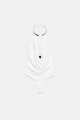 Body blanco de cuello halter con pieza metálica y aplicación joya, escote pico pronunciado, tejido drapeado y cierre inferior con botones a presión.